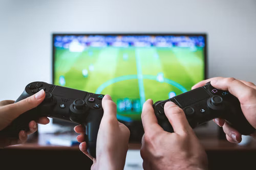 Duas pessoas jogando videogame como um exemplo de identificação dos interesses do público-alvo do Tiktok. 