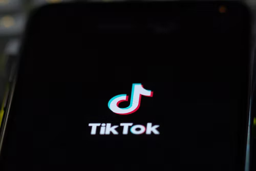 Logotipo do TikTok exibido na tela de um telefone. 