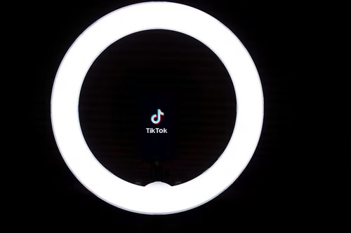 Luce ad anello con il logo TikTok al centro.