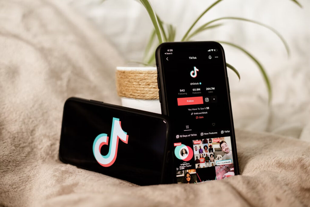 Écran de téléphone montrant la page officielle de TikTok. 