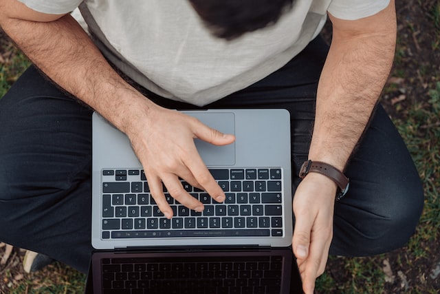 Persoană care lucrează la un laptop și dezvoltă strategii de creștere TikTok.