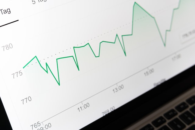 Laptop-Bildschirm mit einer Grafik für TikTok-Analysen.