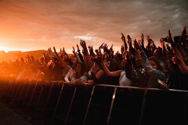 Una grande folla a un concerto rappresenta i potenziali seguaci di TikTok.