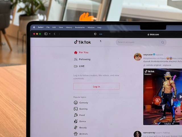 Écran affichant la page TikTok For You.