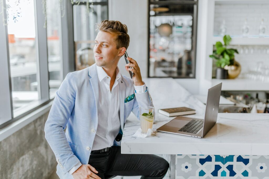 Un homme parle au téléphone. 