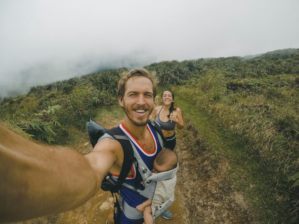 Um casal e seu bebê criando conteúdo gerado pelo usuário para o TikTok. 