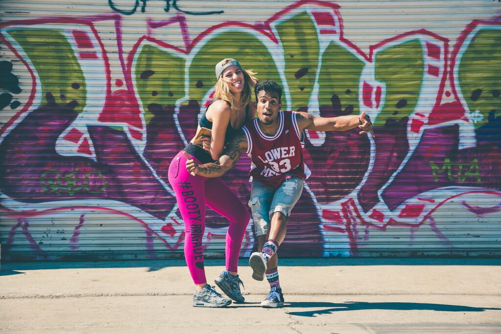 Un hombre y una mujer grabando un vídeo de baile para ganar seguidores en TikTok. 