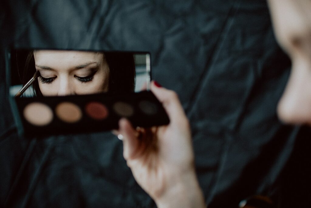 Een vrouw brengt oogmake-up aan voor een TikTok-tutorial. 