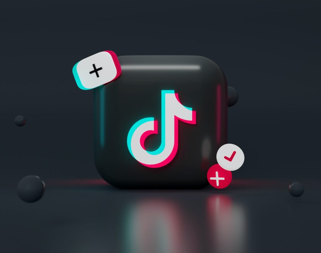 Logo-ul TikTok cu note muzicale albe pe un cub negru. 
