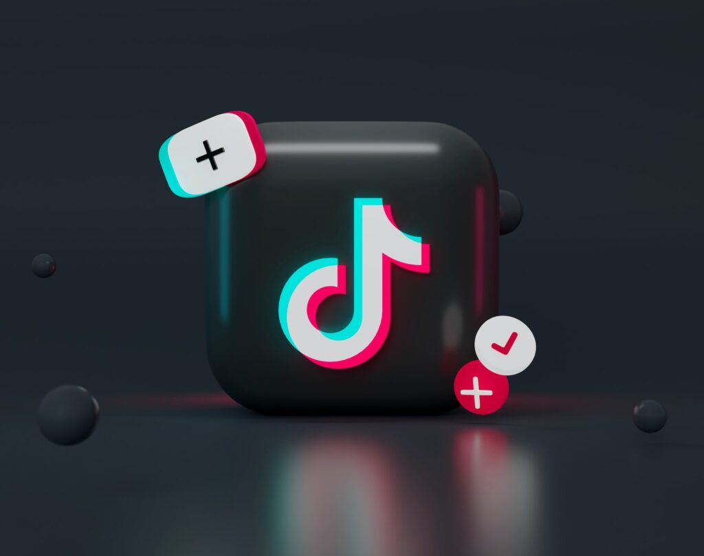 黑色立方体上的 TikTok 白色音符标志。 