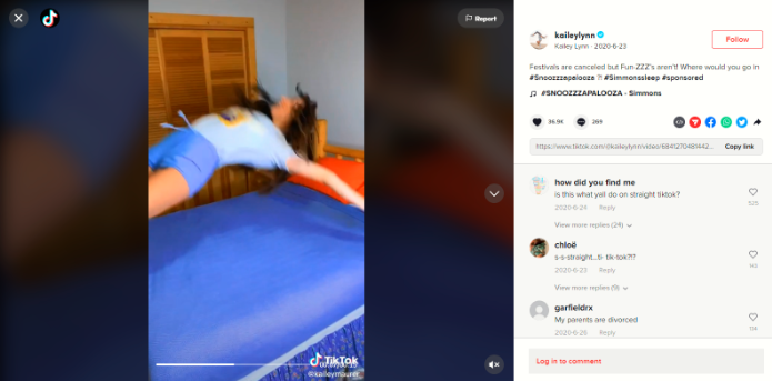 Una mujer cayendo de espaldas en su cama. 