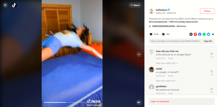 Une femme plongeant en arrière dans son lit. 