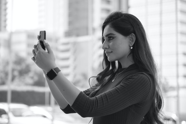 Una donna che si scatta un selfie per TikTok. 