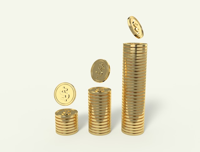 Trois piles de pièces d'or. 