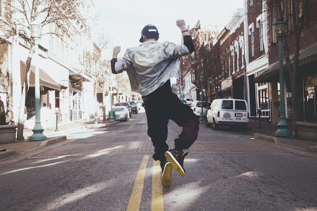 Un hombre bailando en medio de una calle. 