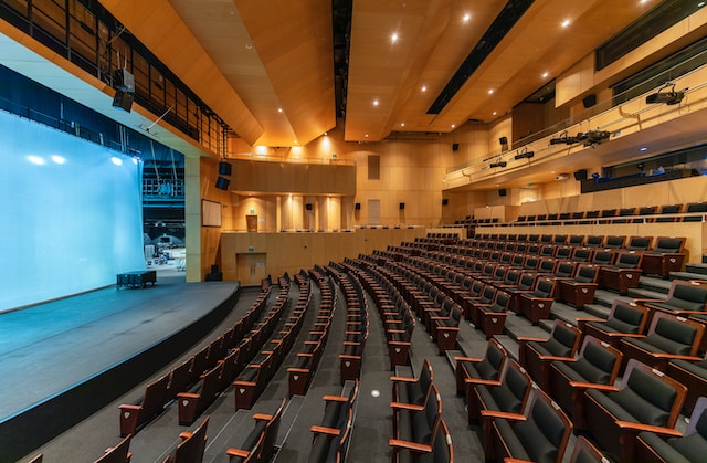 Ein Konferenzsaal mit leeren Sitzen, die Werbeziele einer bestehenden Kampagne auf TikTok darstellen.