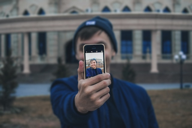 Une personne qui se filme avec son téléphone. 