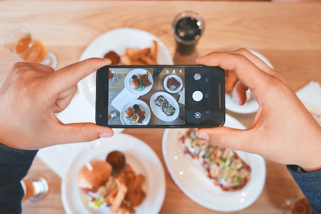 Une personne qui crée une vidéo pour une critique gastronomique. 