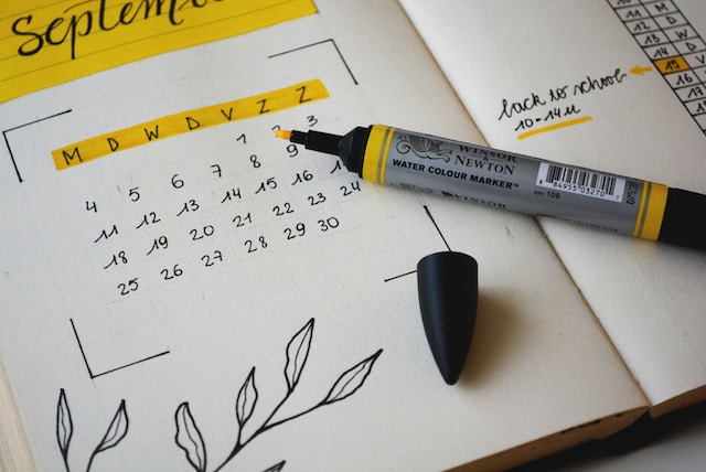 手帳と黄色の蛍光ペン。 