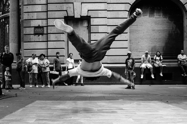 Een man breakdancend op straat. 