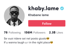 Khaby.lameのTikTokプロフィールのスクリーンショット。フォローボタン、フォロー、フォロワー、いいねのテキストとキャプションがある。