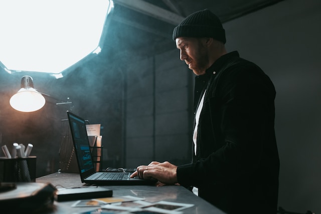 Un uomo che lavora su un computer portatile. 