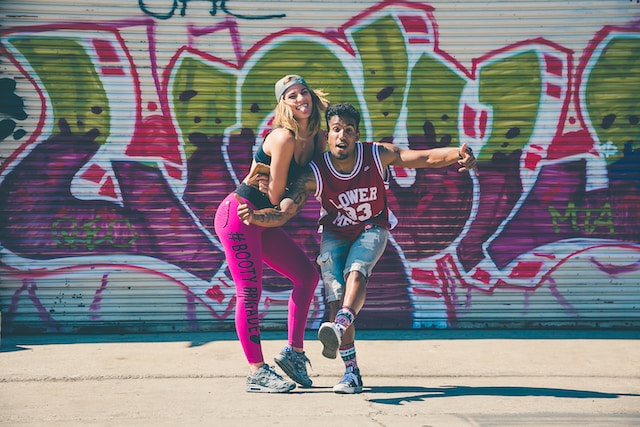  Een man en vrouw dansen voor een TikTok-video. 