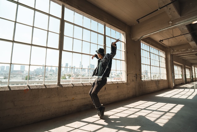 Ein Mann tanzt in einem leeren Büro. 