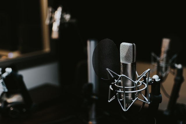 A studio microphone condenser set up for a live stream.