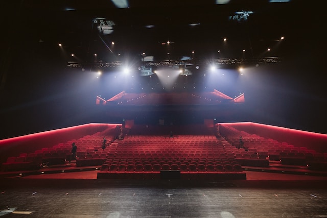 Rote, leere Sitze in einem Theater. 
