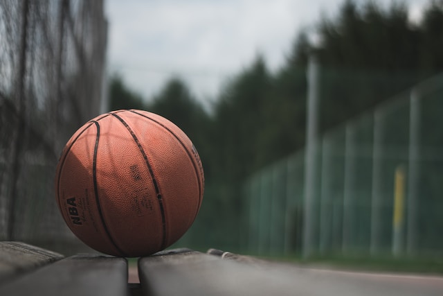 Uma bola de basquete em um banco. 