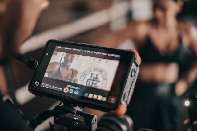 Une caméra professionnelle qui filme une séance d'entraînement en direct. 