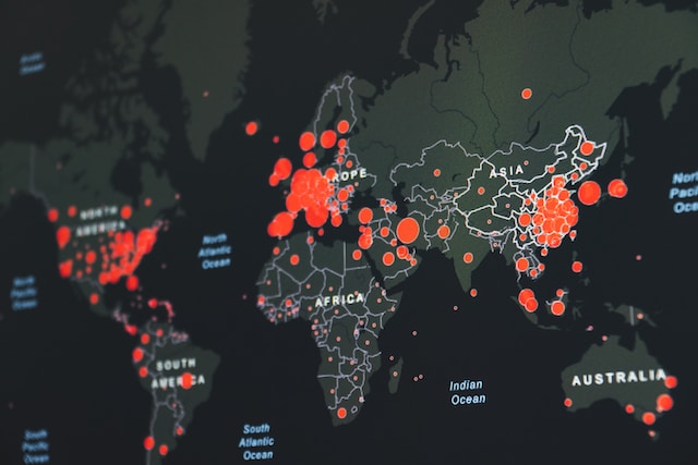 赤い点が描かれた世界地図。