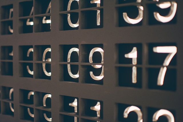 Un compteur à bascule noir et blanc affichant des nombres aléatoires.