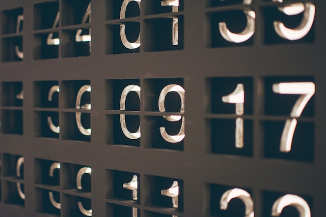 A black and white flip counter displaying random numbers.