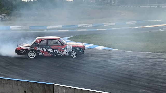 Um carro de corrida em uma pista. 