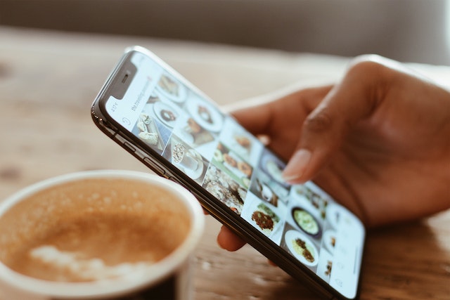 Close-up do smartphone na mão de alguém representando os melhores momentos de postagem do TikTok.