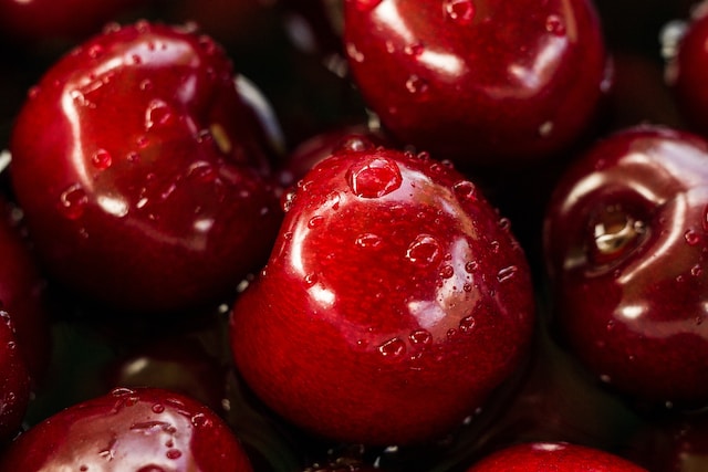 Un bouquet de pommes rouges mouillées.