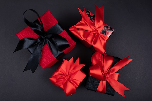 Boîtes cadeaux noires et rouges. 