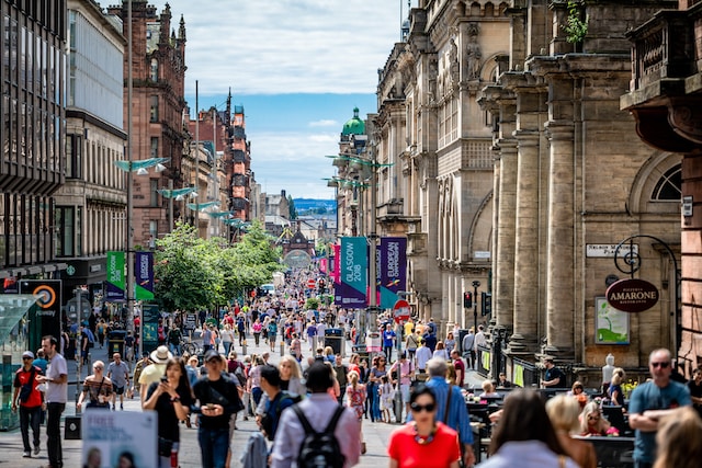 Una calle llena de gente. 