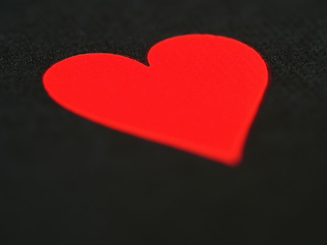 Een rood hart op een zwarte achtergrond.