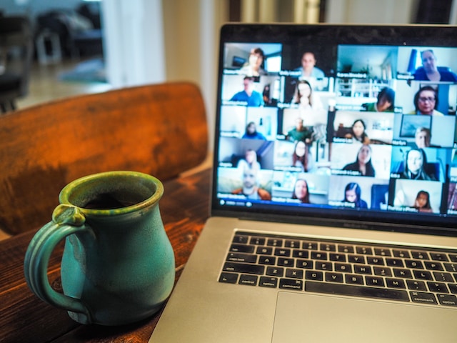 Uno schermo di laptop che visualizza i partecipanti a un live stream. 