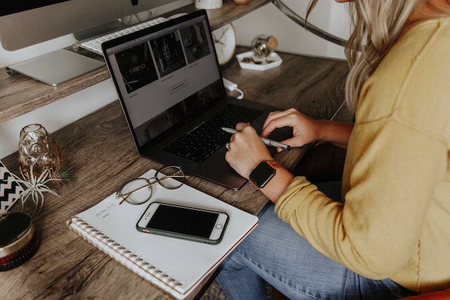 Uma mulher trabalhando em um laptop.