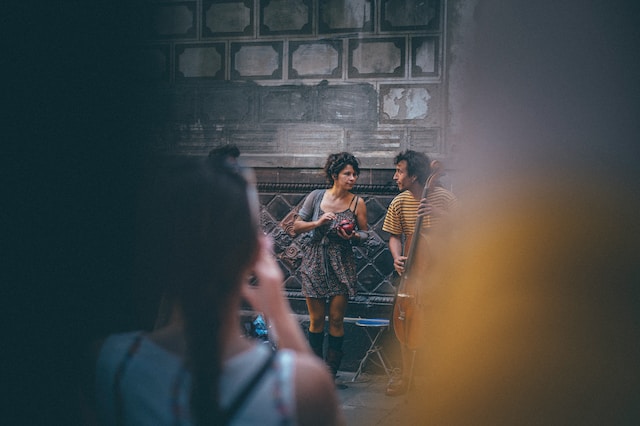 Dos personas actúan al aire libre ante el público. 