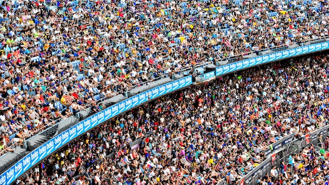 Een openluchtstadion gevuld met een enorme menigte.