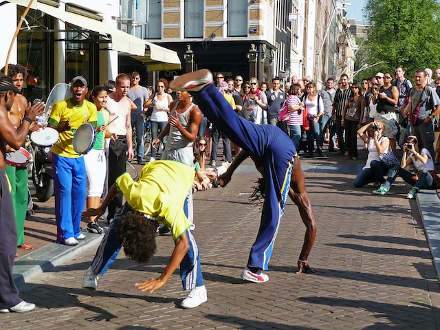 Auf der Straße beim Breakdance vor einer großen Menschenmenge. 