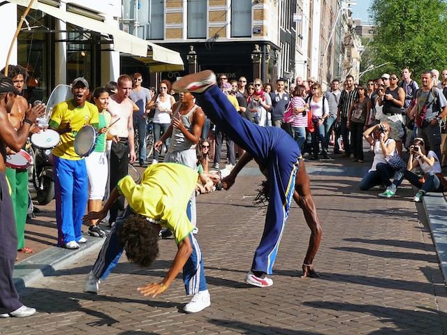 La rue fait de la breakdance devant une foule nombreuse. 