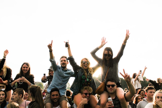 Um grupo de pessoas felizes em um evento ao ar livre.