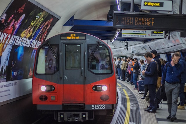 Passageiros esperando para pegar um trem em uma estação de metrô.