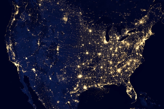 Imagem aérea de um continente à noite. 
